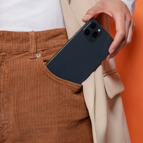 Kvinna som hanterar hela lagret direkt från mobilen i fickan